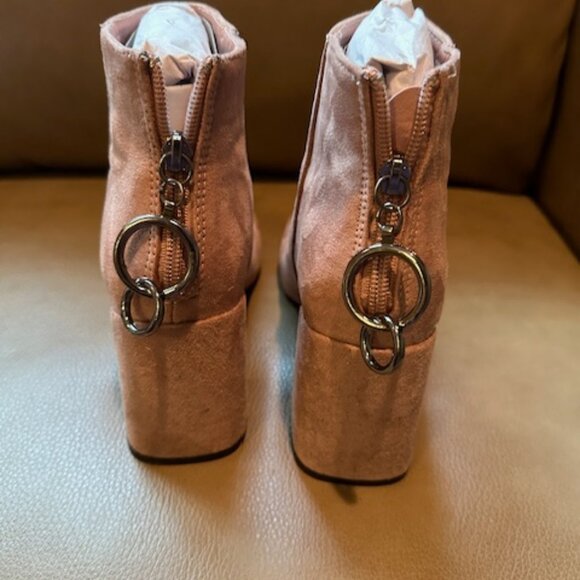 A RIDER GIRL DUSTY PINK SUEDE ANKLE BOOTS WITH EMBROIDERED FRONT DESIGN.  SZ 7 - Picture 3 of 8